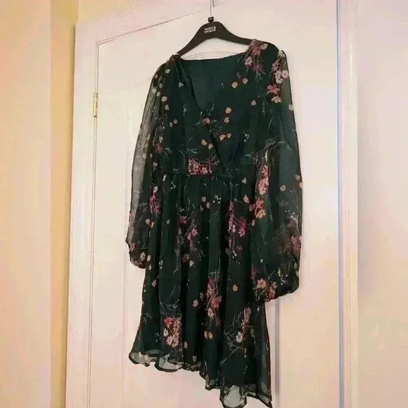 Green floral dress size medium  with long sleeves - Picture 2 of 7
